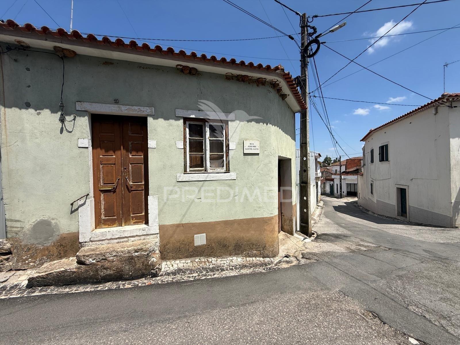 Moradia t2 para restaurar espinheiro / alcanena