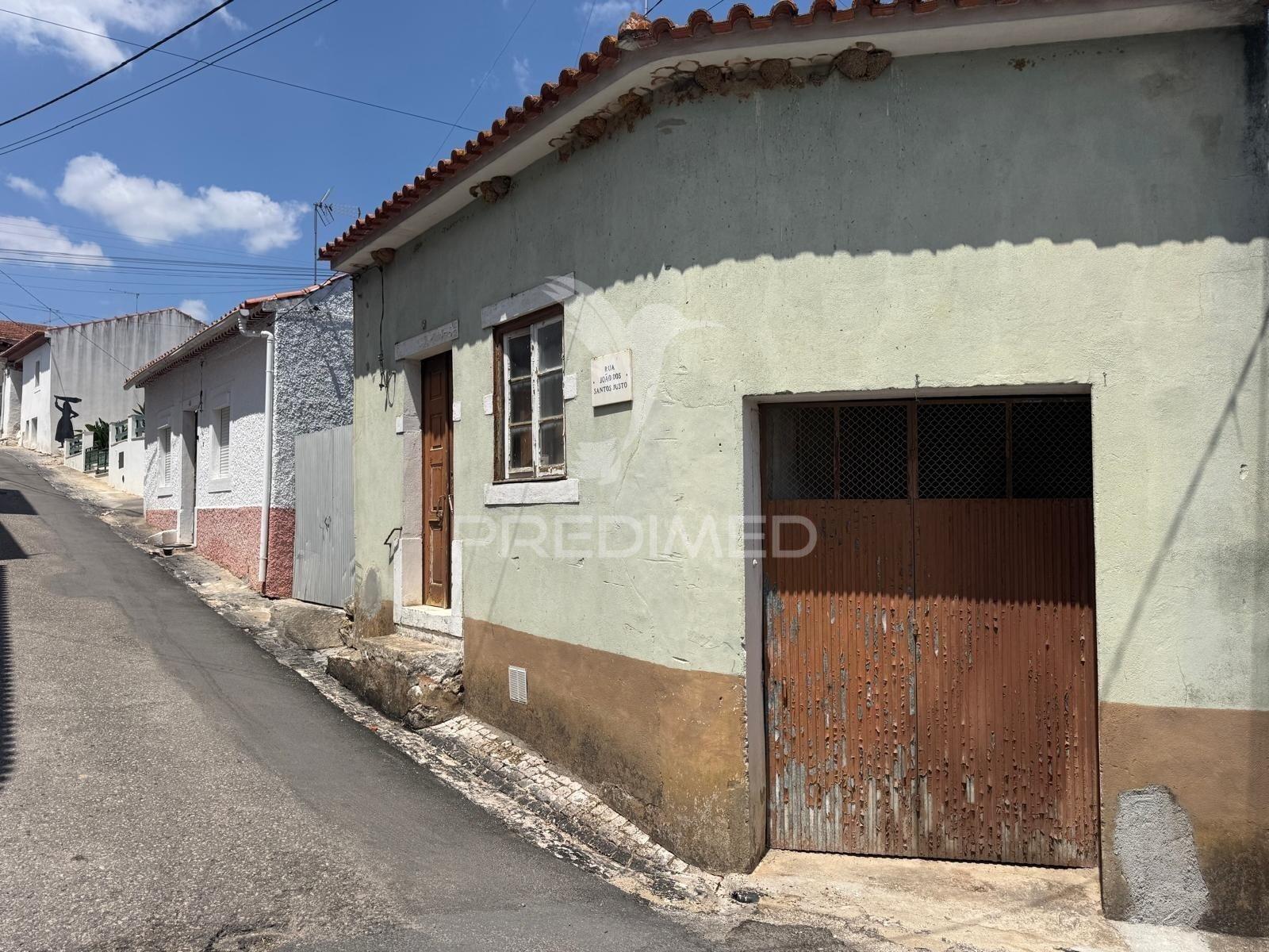 Moradia t2 para restaurar espinheiro / alcanena