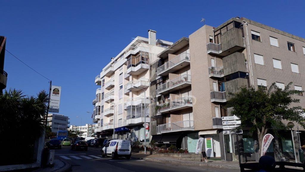 Arrendamento de t3 na rua ferreira de castro, 76