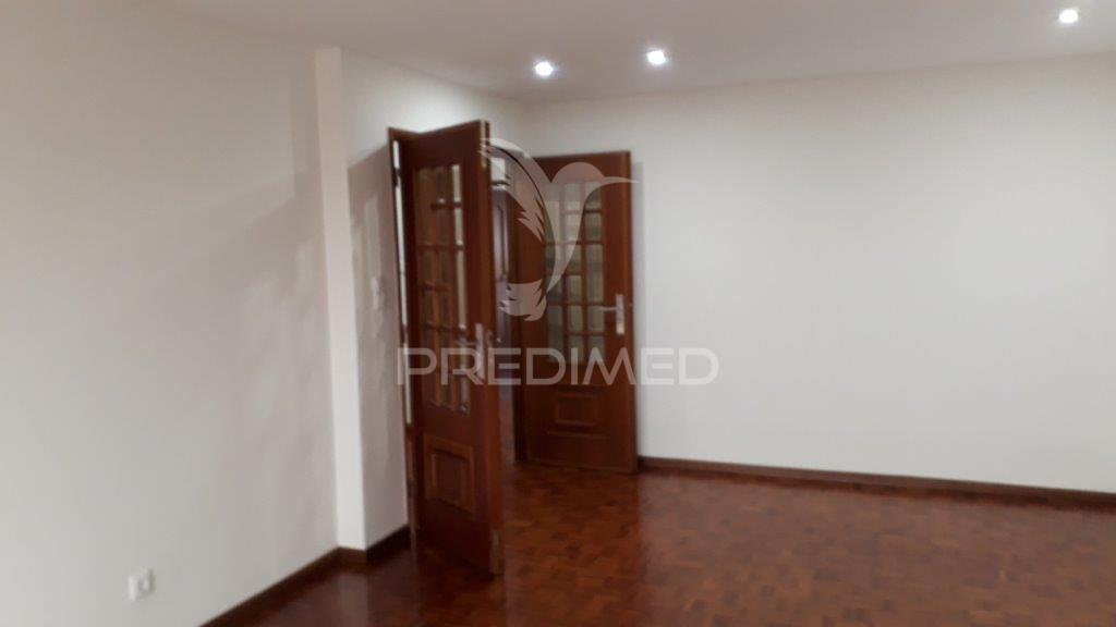 Arrendamento de t3 na rua ferreira de castro, 76