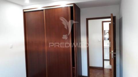 Arrendamento de t3 na rua ferreira de castro, 76