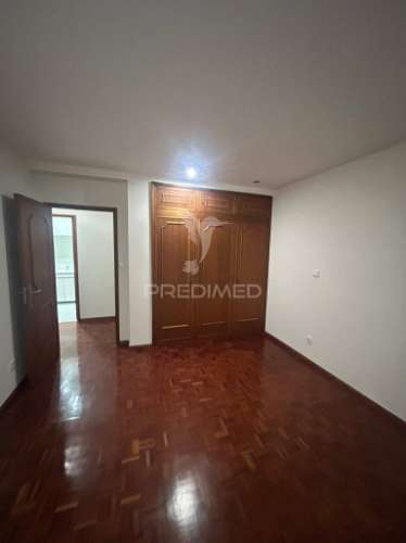 Arrendamento de t3 na rua ferreira de castro, 76