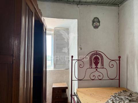 Venda judicial de quinhão hereditário – casa e terrenos em chãos, ferreira do zêzere
