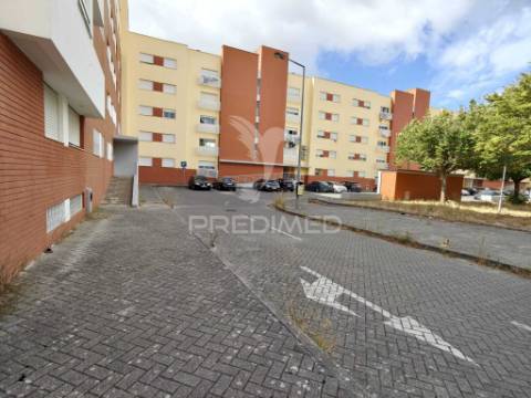 T1 com parqueamento no monte caparica