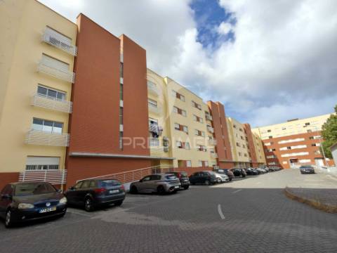 T1 com parqueamento no monte caparica