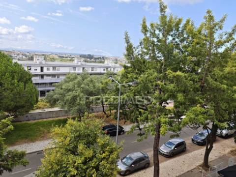 T1 com parqueamento no monte caparica