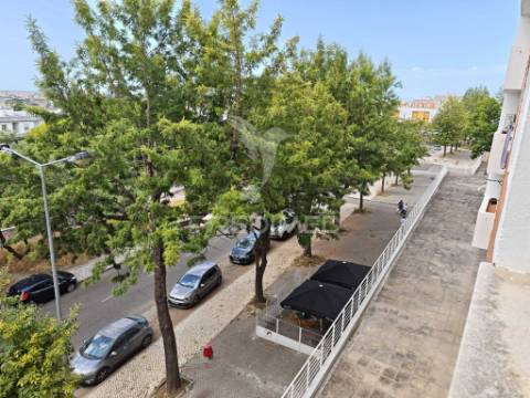 T1 com parqueamento no monte caparica