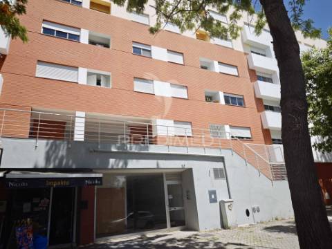 T1 com parqueamento no monte caparica