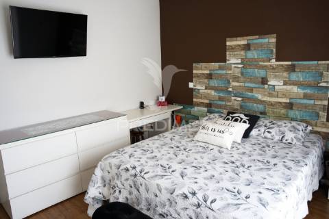 Moradia geminada t3 com jardim, garagem/atelier e painéis solares