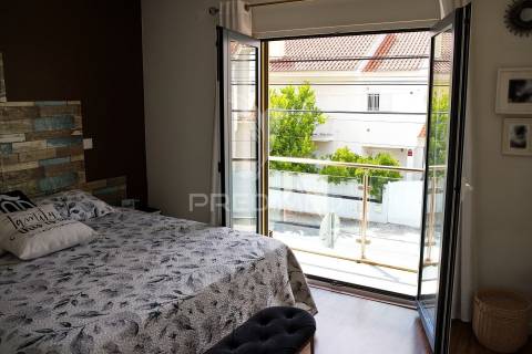 Moradia geminada t3 com jardim, garagem/atelier e painéis solares