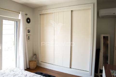 Moradia geminada t3 com jardim, garagem/atelier e painéis solares