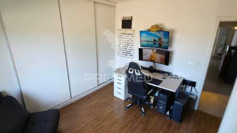 Moradia geminada t3 com jardim, garagem/atelier e painéis solares
