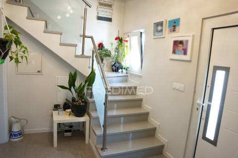 Moradia geminada t3 com jardim, garagem/atelier e painéis solares