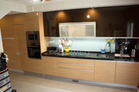Moradia geminada t3 com jardim, garagem/atelier e painéis solares