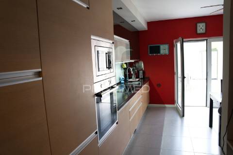 Moradia geminada t3 com jardim, garagem/atelier e painéis solares