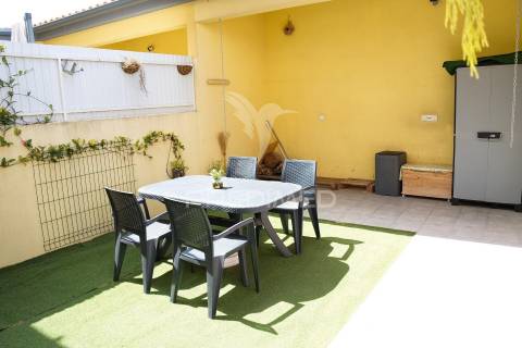 Moradia geminada t3 com jardim, garagem/atelier e painéis solares