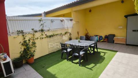 Moradia geminada t3 com jardim, garagem/atelier e painéis solares