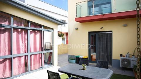 Moradia geminada t3 com jardim, garagem/atelier e painéis solares