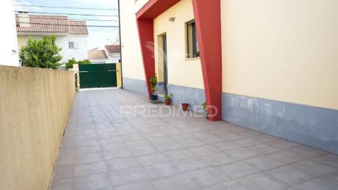 Moradia geminada t3 com jardim, garagem/atelier e painéis solares