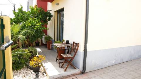 Moradia geminada t3 com jardim, garagem/atelier e painéis solares