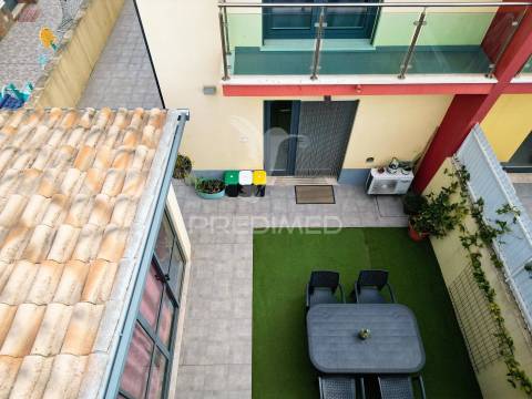 Moradia geminada t3 com jardim, garagem/atelier e painéis solares