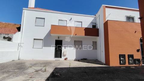 T2 rés de chão com 80m2 - moita