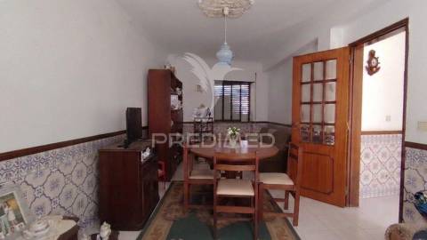 T2 rés de chão com 80m2 - moita