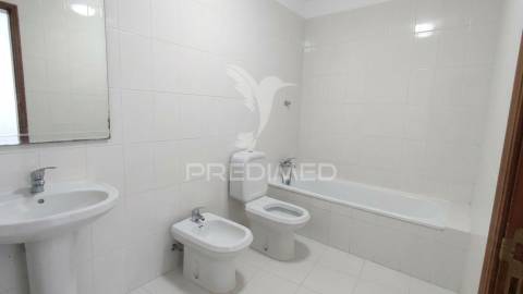 T2 rés de chão com 80m2 - moita