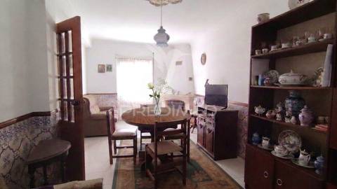 T2 rés de chão com 80m2 - moita