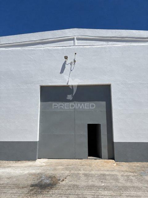 Armazém  com pé-direito de 6m, portão 4x4m e anexo coberto de 100m² – faro / olhão