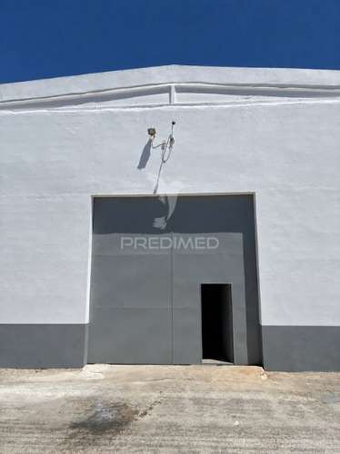 Armazém  com pé-direito de 6m, portão 4x4m e anexo coberto de 100m² – faro / olhão