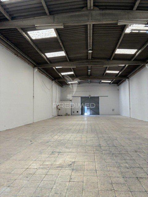 Armazém  com pé-direito de 6m, portão 4x4m e anexo coberto de 100m² – faro / olhão