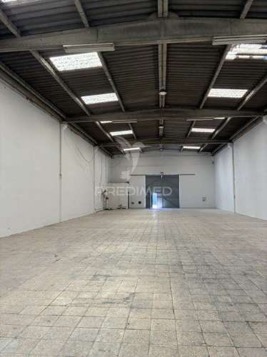 Armazém  com pé-direito de 6m, portão 4x4m e anexo coberto de 100m² – faro / olhão