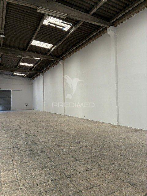 Armazém  com pé-direito de 6m, portão 4x4m e anexo coberto de 100m² – faro / olhão