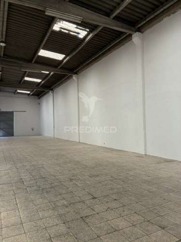 Armazém  com pé-direito de 6m, portão 4x4m e anexo coberto de 100m² – faro / olhão