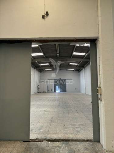 Armazém  com pé-direito de 6m, portão 4x4m e anexo coberto de 100m² – faro / olhão