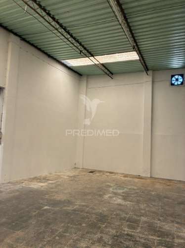 Armazém  com pé-direito de 6m, portão 4x4m e anexo coberto de 100m² – faro / olhão