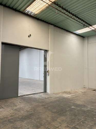 Armazém  com pé-direito de 6m, portão 4x4m e anexo coberto de 100m² – faro / olhão