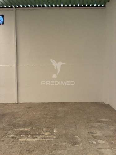 Armazém  com pé-direito de 6m, portão 4x4m e anexo coberto de 100m² – faro / olhão