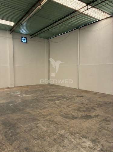 Armazém  com pé-direito de 6m, portão 4x4m e anexo coberto de 100m² – faro / olhão