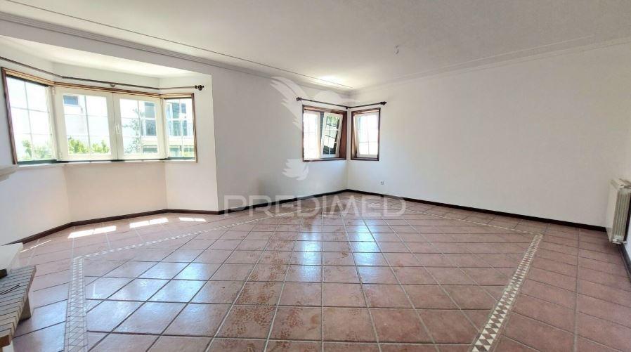 Apartamento t3 com garagem fechada em são bernardo, aveiro