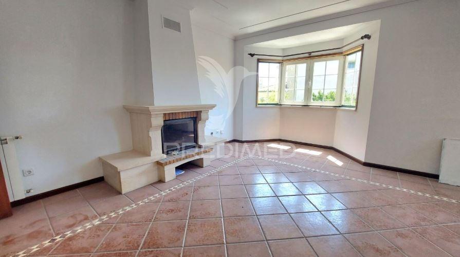 Apartamento t3 com garagem fechada em são bernardo, aveiro