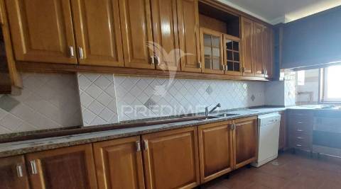 Apartamento t3 com garagem fechada em são bernardo, aveiro