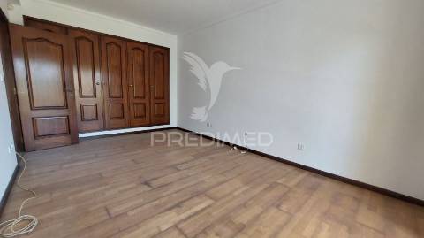 Apartamento t3 com garagem fechada em são bernardo, aveiro