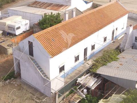 Moradia bifamiliar com dois apartamentos independentes e terreno de 400m2