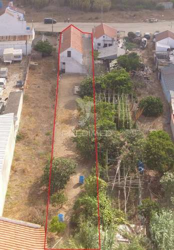 Moradia bifamiliar com dois apartamentos independentes e terreno de 400m2