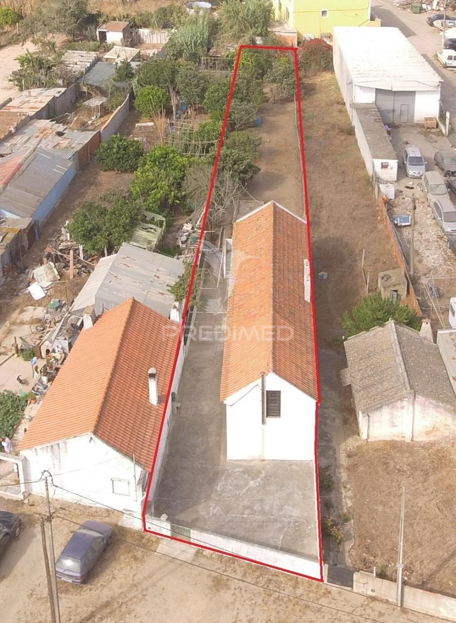 Moradia bifamiliar com dois apartamentos independentes e terreno de 400m2