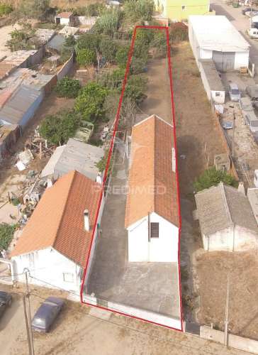 Moradia bifamiliar com dois apartamentos independentes e terreno de 400m2