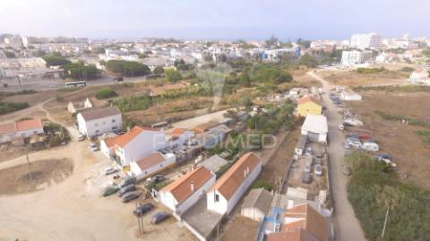 Moradia bifamiliar com dois apartamentos independentes e terreno de 400m2