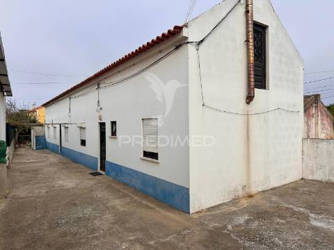 Moradia bifamiliar com dois apartamentos independentes e terreno de 400m2